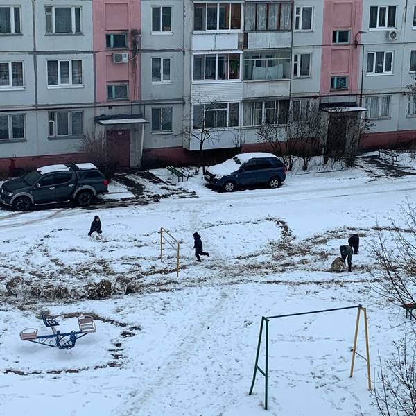 В Брянске сняли на фото грязевых снеговиков