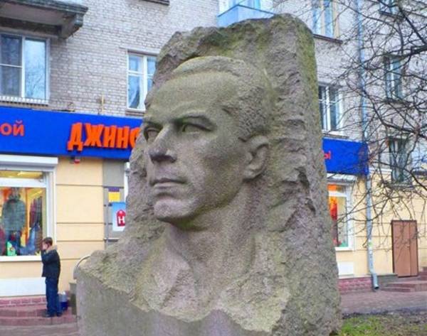 Откуда в Брянске взялся памятник Дмитрию Медведеву