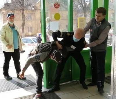В Брянске сняли на видео попытку ограбления магазина «Пятерочка»