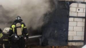 В Дятькове огнем полностью уничтожен гараж и две легковушки