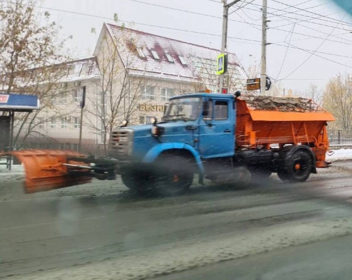 В Брянске дорожная техника вышла на борьбу со снегом