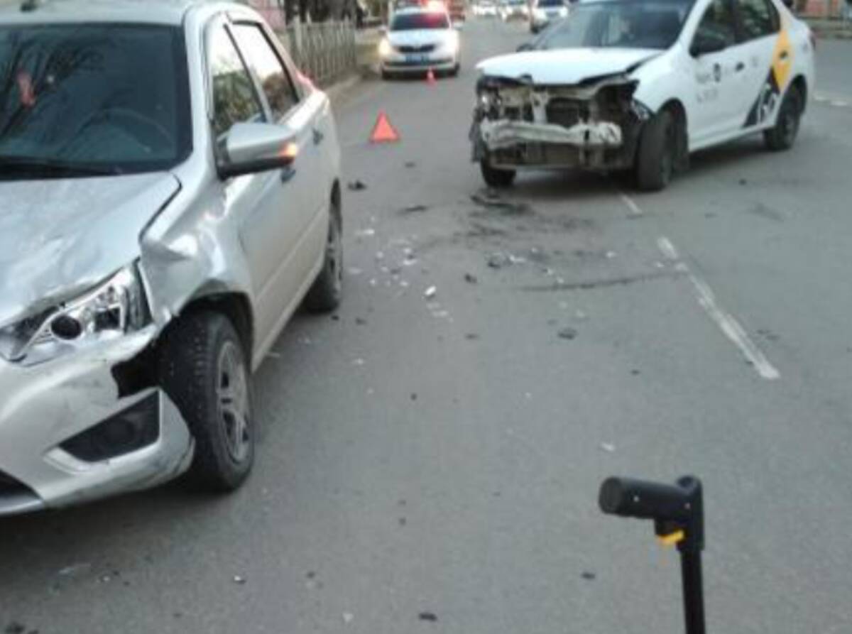 В Брянске на улице Тельмана в ДТП с такси пострадала 69-летняя пассажирка