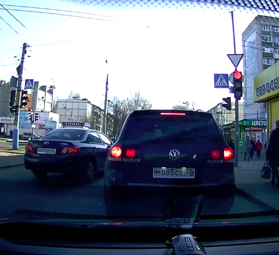 В Брянске наглый водитель «Toyota Corolla» едва не задавил пешеходов