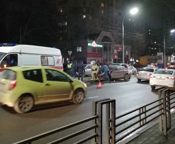 В Брянске три легковушки столкнулись возле гостиницы «Турист»