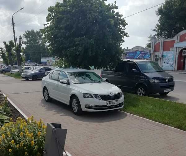 В Суземке иномарка с московскими номерами перегородила тротуар