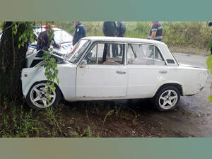 В Брянске подростки угнали «ВАЗ» и врезались в дерево