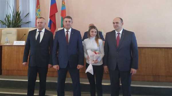 В Клинцах губернатор Богомаз вручил ключи от квартир 16 сиротам