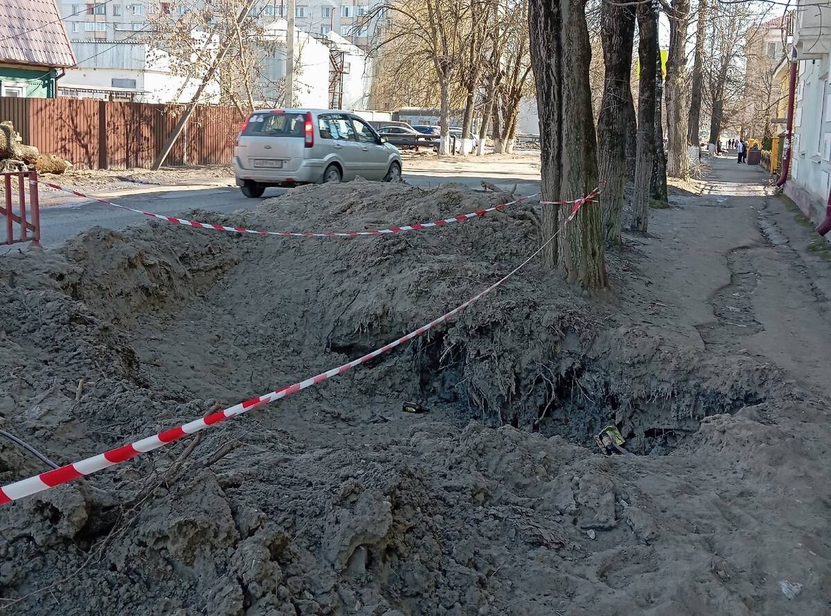 Брянцы просят закопать яму возле дома на улице Болховской