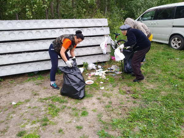 В Брянске 12 человек убрали мусор на берегу озера ДСК
