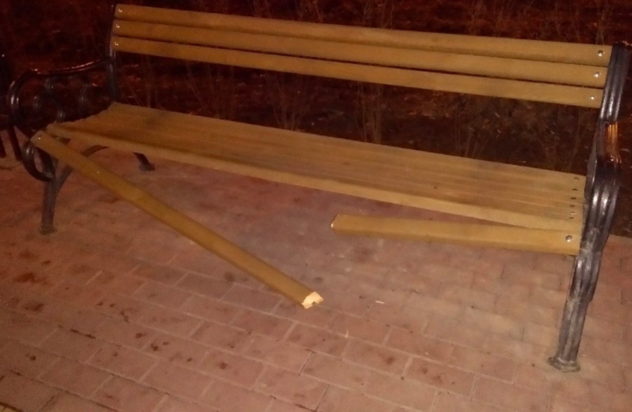 В Брянске вандалы сломали ещё одну лавку в сквере Морозова