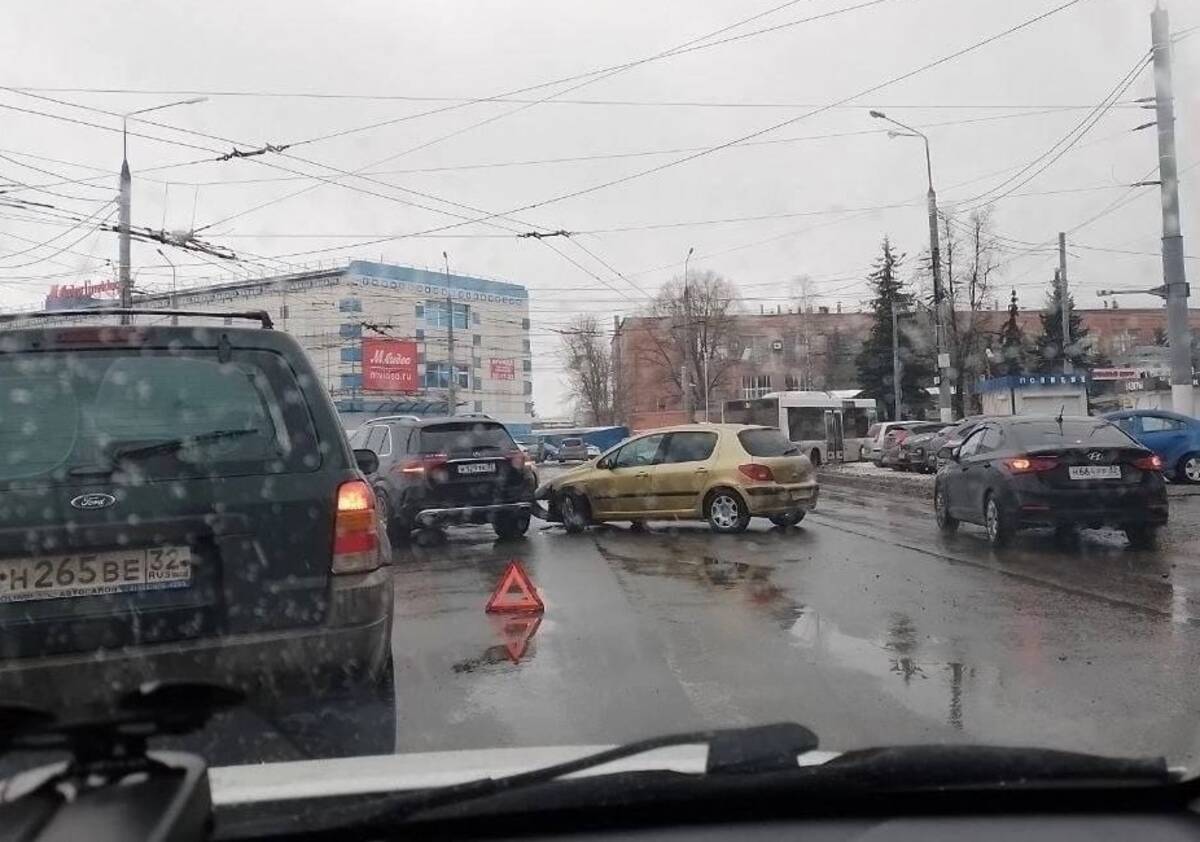 В Брянске на «Полтиннике» две легковушки попали в аварию