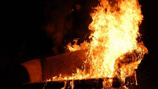 В горящем доме в Клинцах пострадал человек