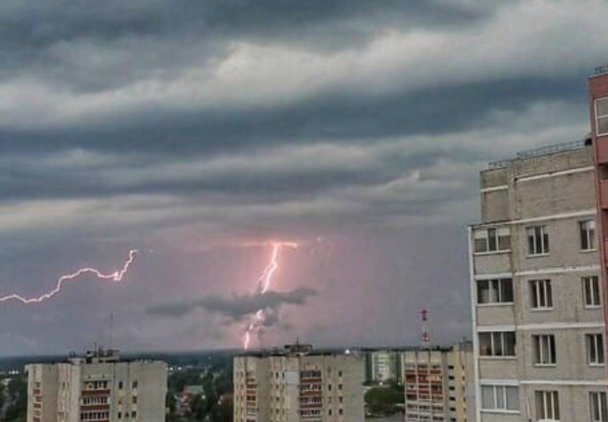 Дождь 30 июня. Гроза в Брянске. Гроза и град. Гроза в Якутске. Гроза ночью.