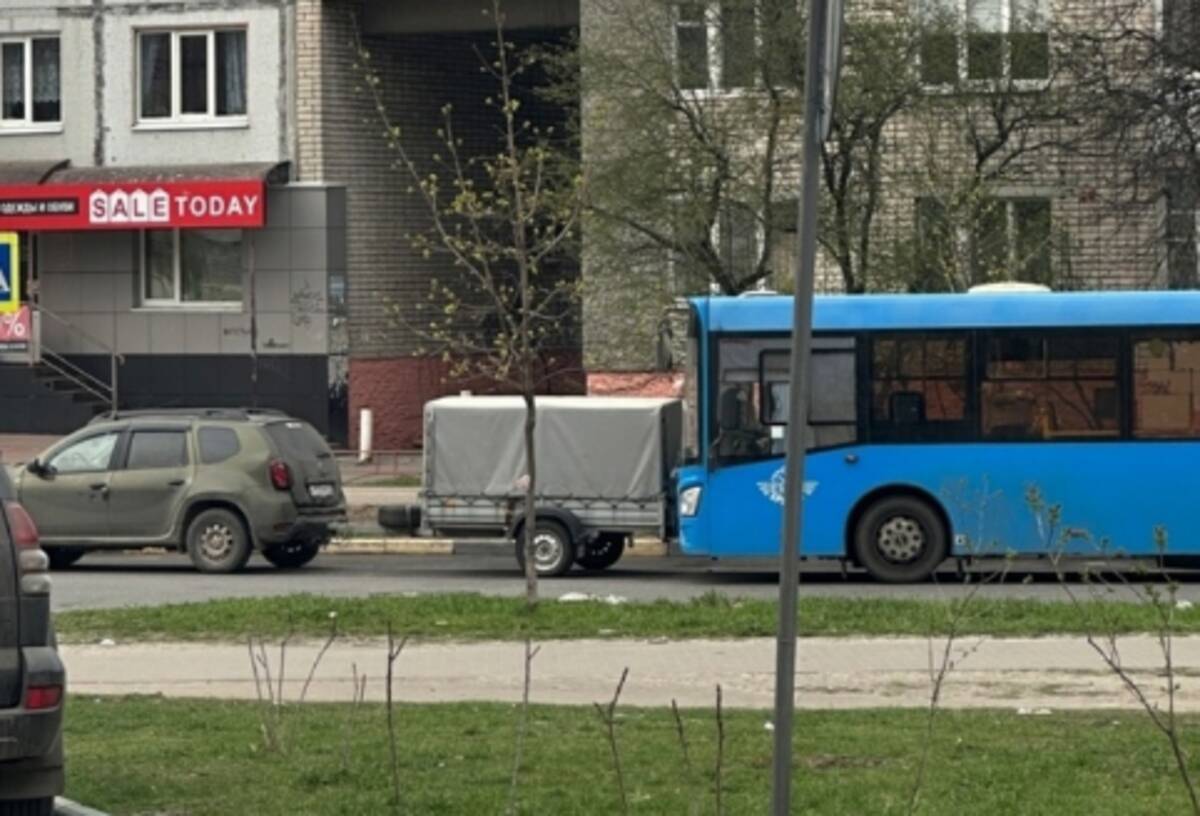 В Брянске на Новостройке автобус врезался в прицеп автомобиля | 15.04.2023  | Брянск - БезФормата