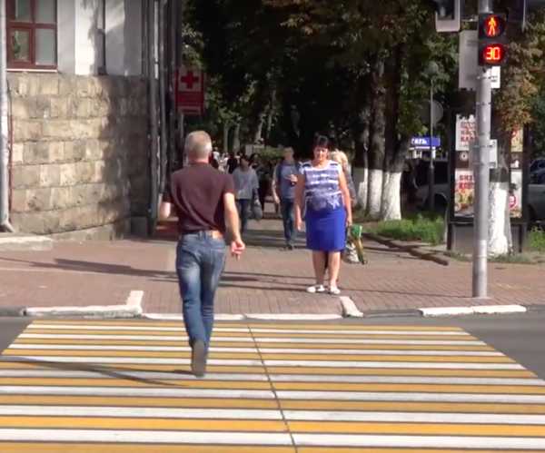 В Брянске пешеходы-камикадзе не заметили светофор на площади Ленина