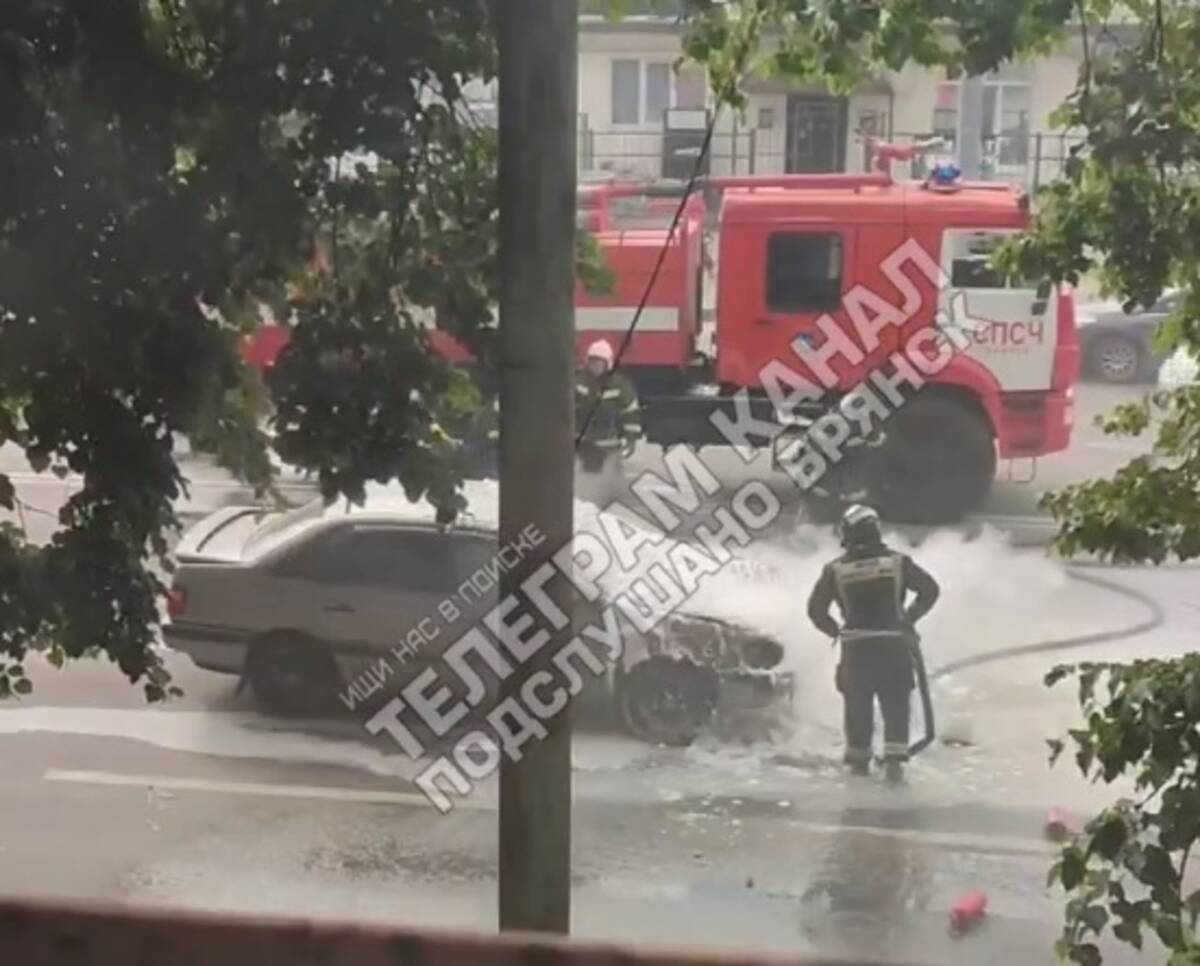 В Бежицком районе Брянска на улице Литейной загорелась иномарка