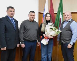 В Дятьково тренеру по фигурному катанию вручили ключи от квартиры