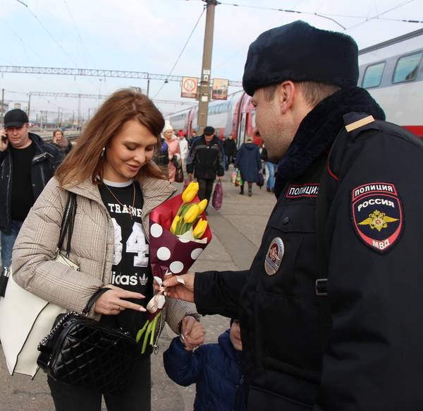 Брянские полицейские дарили женщинам цветы