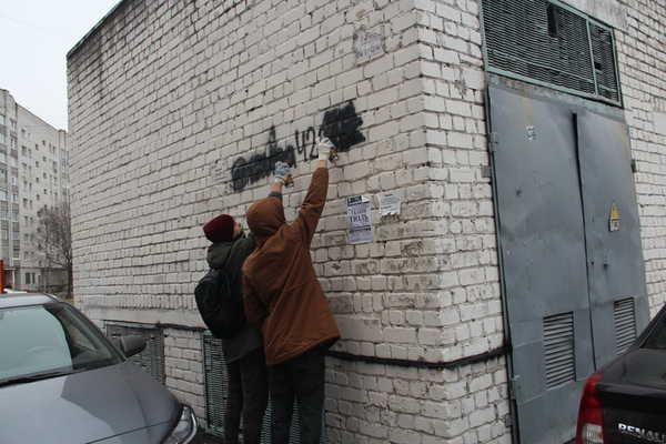 В Брянске закрасили 40 граффити о продаже наркотиков