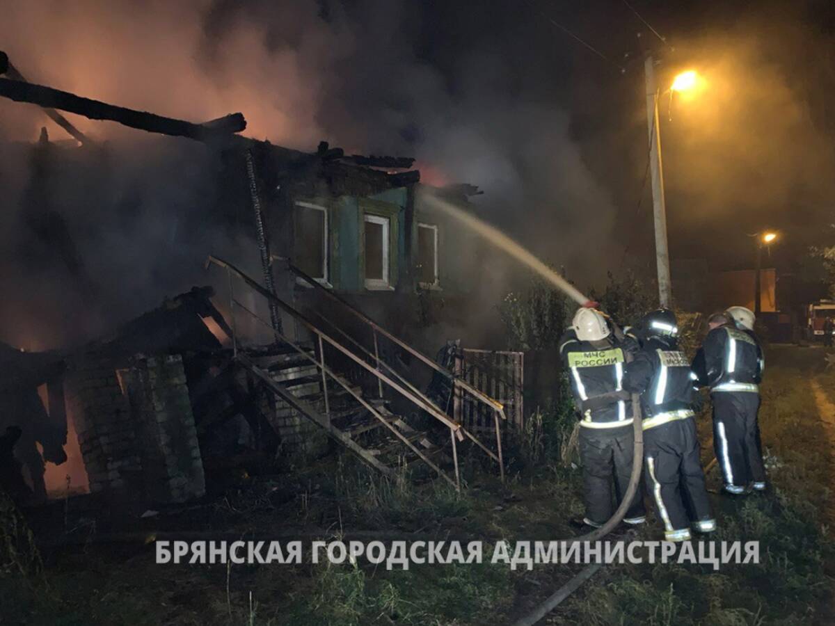 На брянской набережной потушили страшный пожар в частном доме