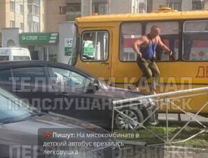 В Брянске в детский автобус врезался автомобиль