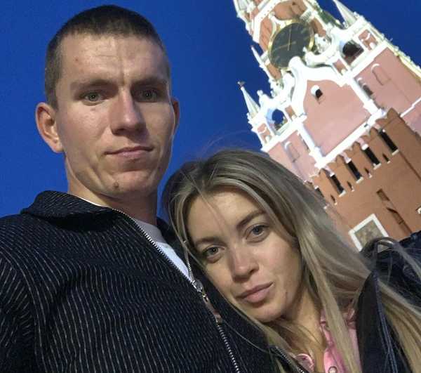 Брянский лыжник Большунов выложил селфи с девушкой на фоне Кремля