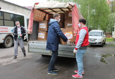 Волонтеры доставили брянским медикам 10 тонн воды и средства защиты
