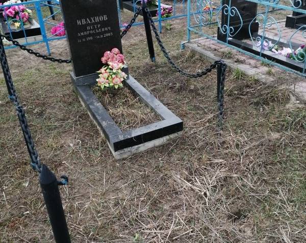 На климовском кладбище с могилы фронтовика украли часть ограды
