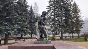 «Несущий знания – бессмертен»: история уникального памятника учителям-фронтовикам в Брянске