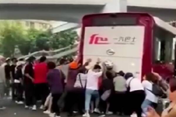 Десятки прохожих пытались спасти попавшего под автобус мужчину