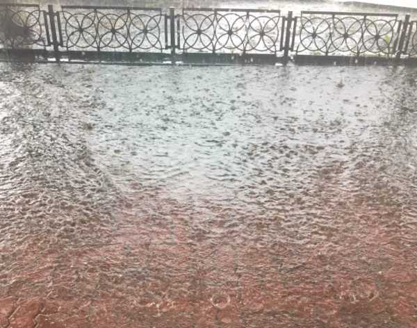 На Брянск обрушился долгожданный дождь с грозой