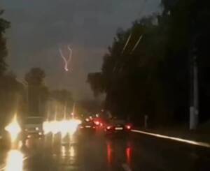 Брянцам разъяснили, как не стать жертвой молнии