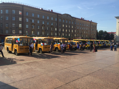 Брянским школам передали 12 автобусов