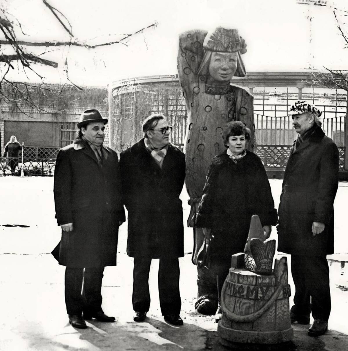Валентин Динабургский с поэтами Риммой Казаковой, Семёном Табачниковым у скульптуры 