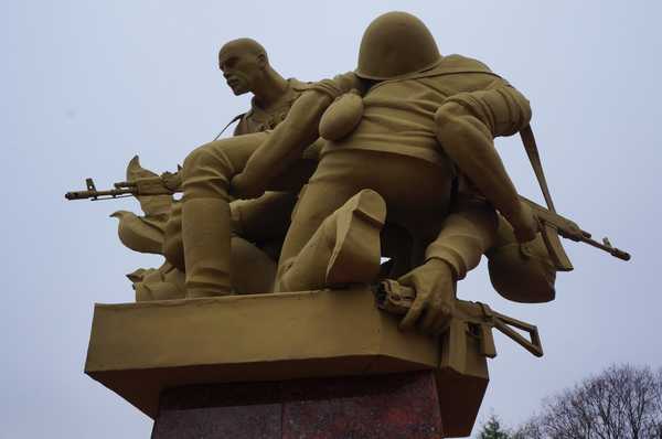 Вандалы испортили памятник воинам-афганцам в центре Брянска