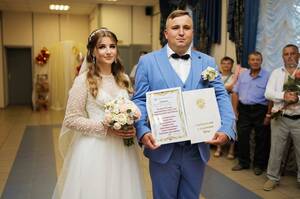 Красивая пара стала 500-й парой молодожен в Фокинском районе