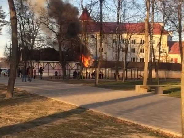 В Майском парке Брянска случился пожар в кафе «Гранат»