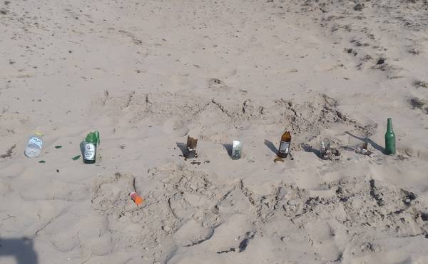 Под Трубчевском на пляже устроили выставку разбитых бутылок