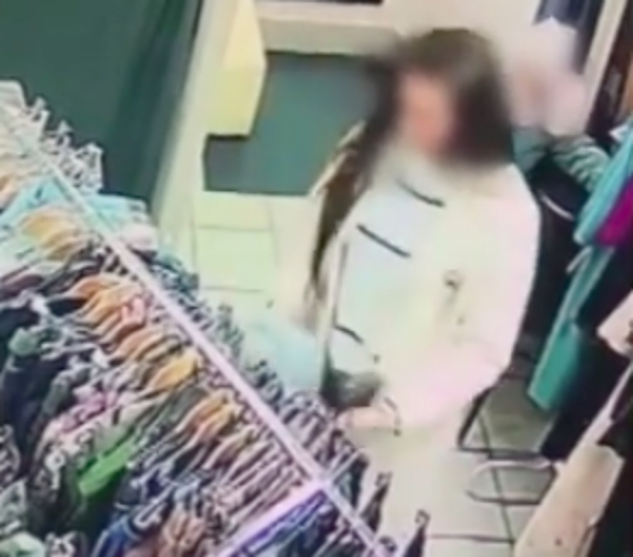 В Брянске девушка украла в магазине кофточку и попалась на видео