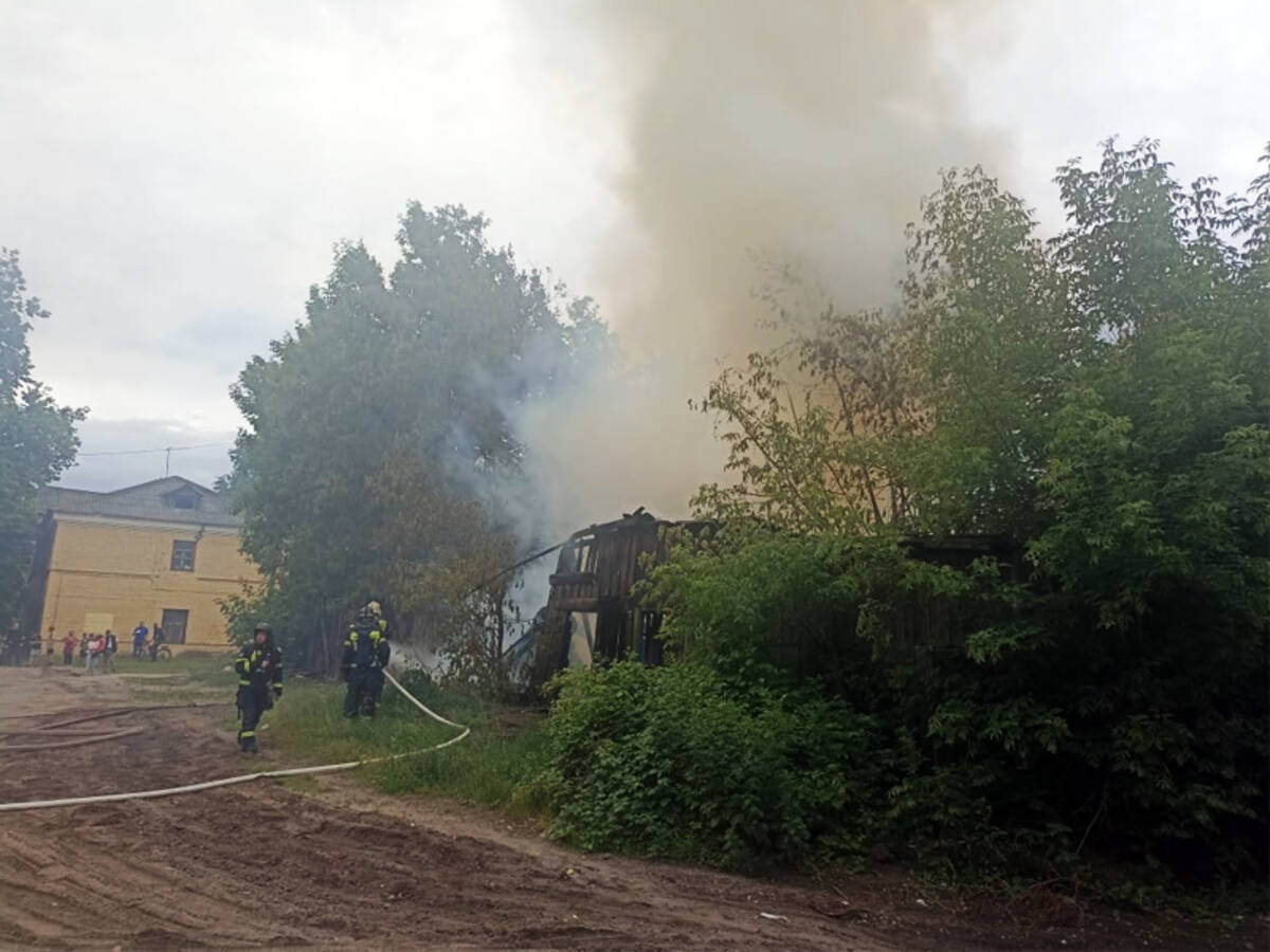 На Менжинке в Брянске тушат блок сараев