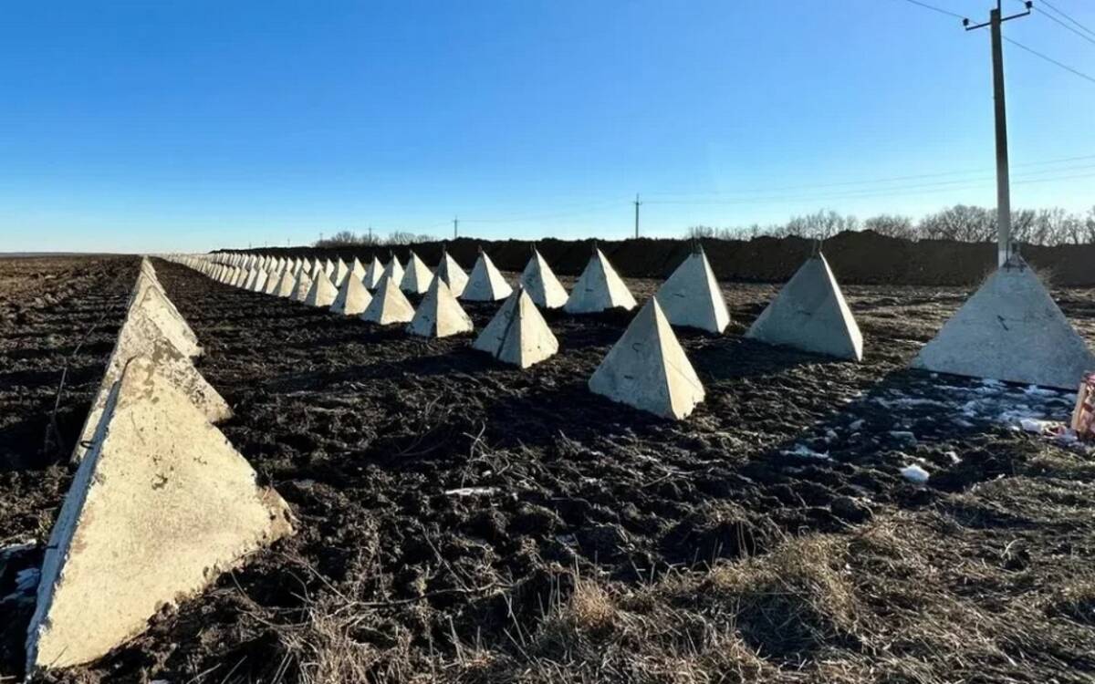 В Брянской области начали торговать противотанковыми заградительными бетонными пирамидами