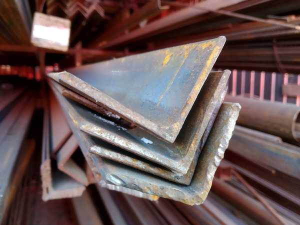 В Брянске 18-летний строитель украл у хозяйки металлические уголки