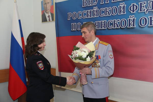 Глава УМВД по Брянской области поздравил с 8 марта женщин-полицейских