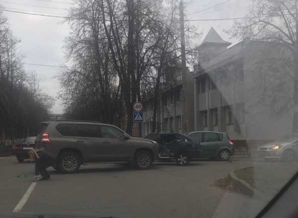В Брянске у БГТУ не разъехались два авто