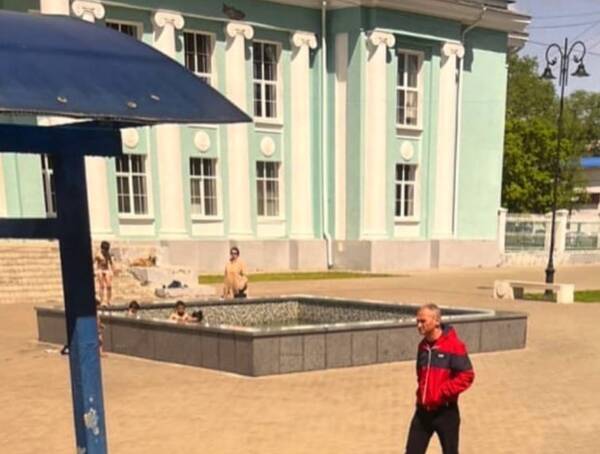 В Брянске возле ДК Горького цыгане искупались в фонтане