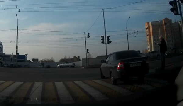 В Брянске на видео сняли проезд легковушки на «красный»