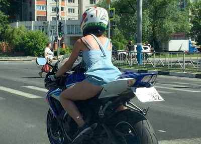 Забыл куда ехал: в Брянске обсуждают жаркую девушку на мотоцикле