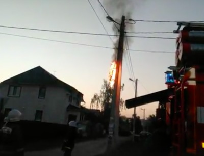 В Брянске на Володарке загорелся столб с проводами