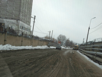 В Брянске дорога к МРЭО ГИБДД превратилась в месиво из снега и грязи