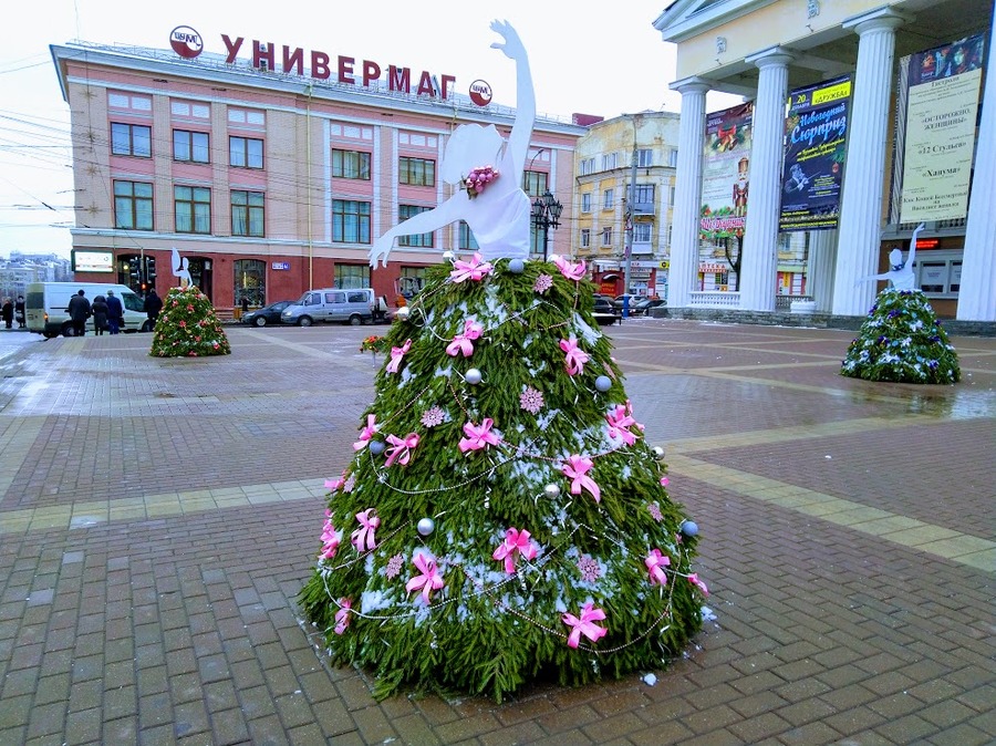 В Брянске на Театральной площади появились балерины в зимних платьях